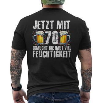 Jetzt Mit 70 Braucht Die Haut Feuchtigkeit Geburtstag Bier T-Shirt mit Rückendruck - Geschenkecke