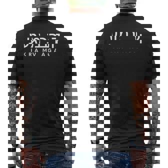 Krav Maga 自衛隊 ヘブライ語タイポグラフィ 左胸プリント メンズTシャツ バックプリント - Kawaiitshirt