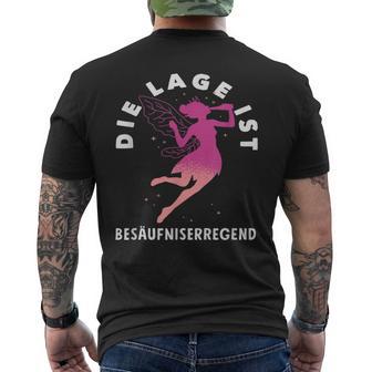 Lustige Fee Weinpruch Die Lage Ist Besäufniserregend T-Shirt mit Rückendruck - Geschenkecke