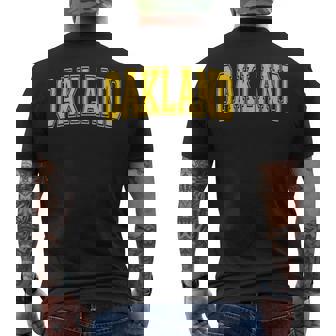 Oaklandarsityports アスレチックジャージスタイル メンズTシャツ バックプリント - Kawaiitshirt
