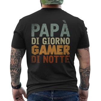 Papà Di Giorno Gamer Di Notte Giochi Al Computer Gaming T-shirt da uomo con stampa posteriore - Novitaregali