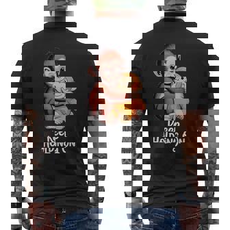 Punch Keep Holding On Cute Baby Monkey グラフィック メンズTシャツ バックプリント - Kawaiitshirt