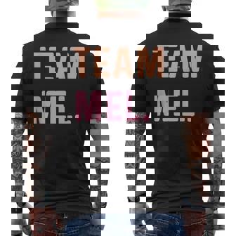 Team Mel 名前 メンズTシャツ バックプリント - Kawaiitshirt