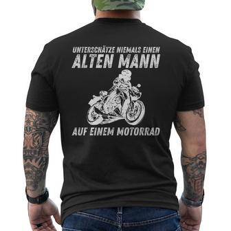 Unterschätze Niemals Einen Alten Mann Auf Motorrad Biker T-Shirt mit Rückendruck - Geschenkecke