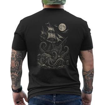 Vintage Piratenschiffonea Monster Kraken Angegriffen T-Shirt mit Rückendruck - Geschenkecke