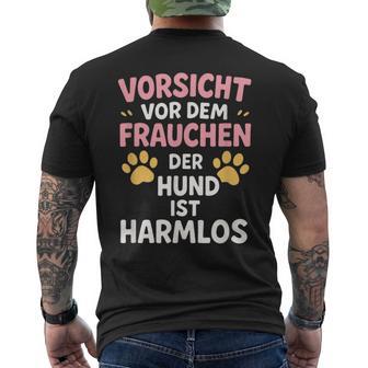 Vorsichtor Dem Frauchen Der Hund Ist Harmless T-Shirt mit Rückendruck - Seseable