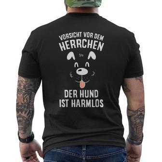 Vorsichtor Dem Herrchen Der Hund Ist Harmlos Hundebesitzer T-Shirt mit Rückendruck - Geschenkecke