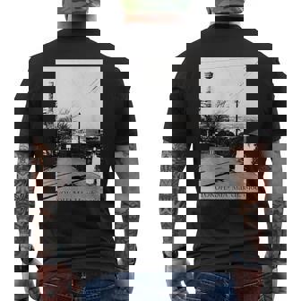 Yokohama Yamashita Pier 1966年3月 モノクローム写真 メンズTシャツ バックプリント - Kawaiitshirt