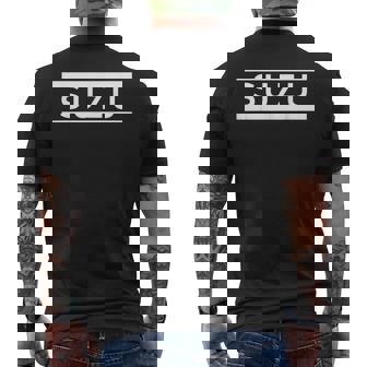 「Suzu」ヘボン式「すず」「スズ」下の名前 ローマ字 名入れ 名乗り ラテン文字 綴り メンズTシャツ バックプリント - Kawaiitshirt