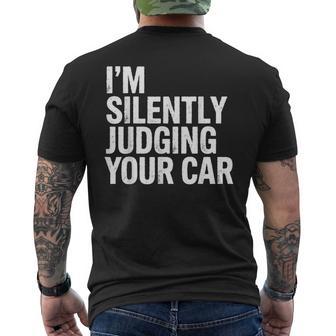 あなたの車を黙って判断してる面白いドライバーの名言 メンズTシャツ バックプリント - Kawaiitshirt