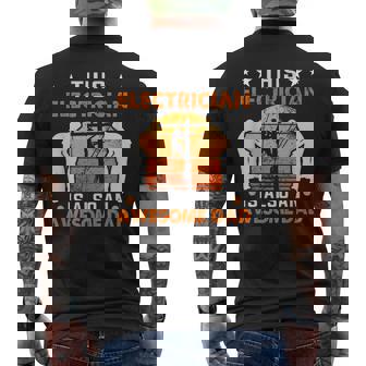 メンズ この電気屋さんは、すごいお父さん電気屋さんでもあります メンズTシャツ バックプリント - Kawaiitshirt