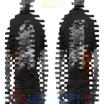 ひげを生やしたドラゴン 飲むアイスコーヒー 面白い動物 ミーム グランジ メンズTシャツ バックプリント - Kawaiitshirt