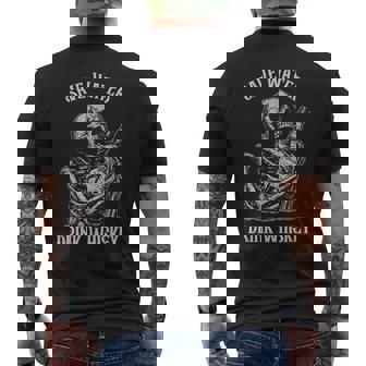 ウィスキーを使ったスケルトン 節水 ウィスキーを飲む メンズTシャツ バックプリント - Kawaiitshirt