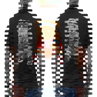 クールなテディベアがバスケットボールのイラストグラフィックデザインを演じます。 メンズTシャツ バックプリント - Kawaiitshirt