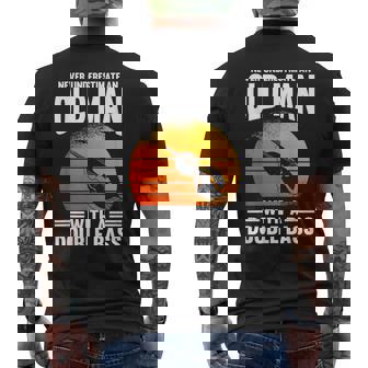 コントラバスの老人を過小評価しないでください メンズTシャツ バックプリント - Kawaiitshirt