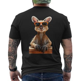 サングラスをかけたカンガルー オーストラリア アウトバック かわいい カンガルー メンズTシャツ バックプリント - Kawaiitshirt