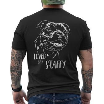 スタッフォードシャー・ブル・テリア 愛されるスタッフィー・ドッグのことわざ メンズTシャツ バックプリント - Kawaiitshirt