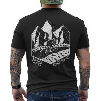 ナンガ パルバット トレイル マウンテンバイク ネイチャー ハイキング ネパール ツーリスト メンズTシャツ バックプリント - Kawaiitshirt