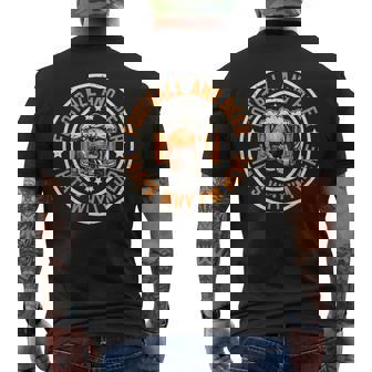 フットボールとビール、それが私がここにいる理由です アメリカンフットボール メンズTシャツ バックプリント - Kawaiitshirt