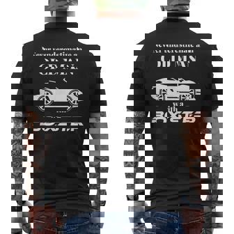 ボクスターを持った老人を決して過小評価しないでください。 メンズTシャツ バックプリント - Kawaiitshirt