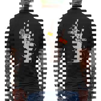 ボーカルマイクを持つロックシンガーの手 メンズTシャツ バックプリント - Kawaiitshirt
