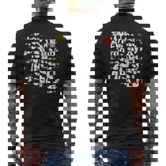 レトログルーヴィーなジョエリンをあなたの中に持ちすぎることは決してありません。 メンズTシャツ バックプリント - Kawaiitshirt