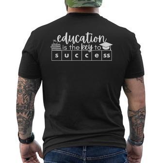 教育は成功への鍵 メンズTシャツ バックプリント - Kawaiitshirt