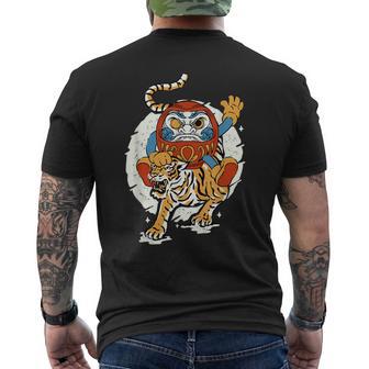 日本のトラ ラッキーだるま人形 日本の伝統 メンズTシャツ バックプリント - Kawaiitshirt