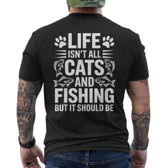 猫と釣り漁師 おもしろ釣り メンズTシャツ バックプリント - Kawaiitshirt