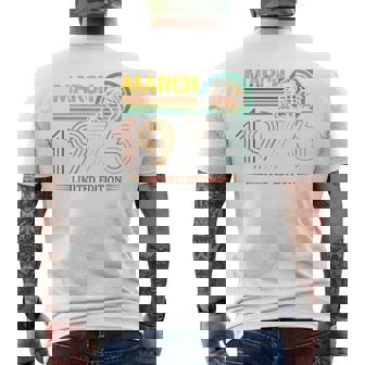 On Back- 1975年3月の誕生日 限定版 ヴィンテージ 51歳 メンズTシャツ バックプリント - Kawaiitshirt