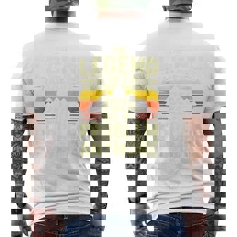 レジェンドが引退した2026年 おかしな退職祝い メンズTシャツ バックプリント - Kawaiitshirt