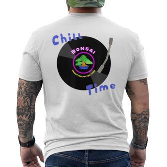 盆栽×レコード 静かに過ごすチル時間デザイン メンズTシャツ バックプリント - Kawaiitshirt