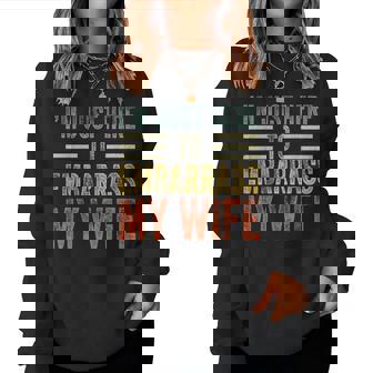 I'm Just Here To Embarrass My Wife Husband Joke Women Sweatshirt | Seseable FR