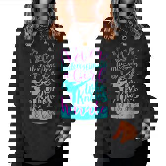 空手を知っている女の子を過小評価してはいけない面白い名言 レディーススウェットシャツ - Kawaiitshirt