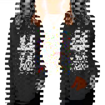 面白い44歳 若い44歳の誕生日おめでとうシャツ 男性用 女性用 レディーススウェットシャツ - Kawaiitshirt