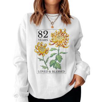 82 Years Loved And Blessed 花柄 フラワースタンプ 82歳の誕生日 レディーススウェットシャツ - Kawaiitshirt