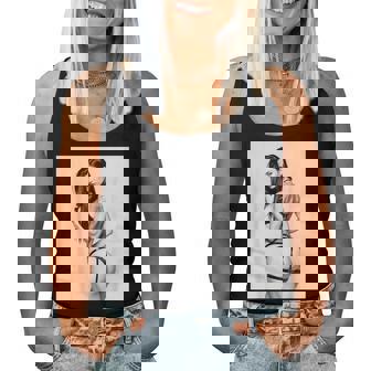 Hot Girl On 男性用 セクシー ブルネット ピンナップガール B&W レディースタンクトップ - Kawaiitshirt