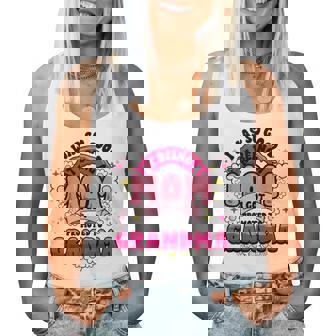 お母さんはおばあちゃんに昇進しました新しいおばあちゃんママ面白い母の日 レディースタンクトップ - Kawaiitshirt