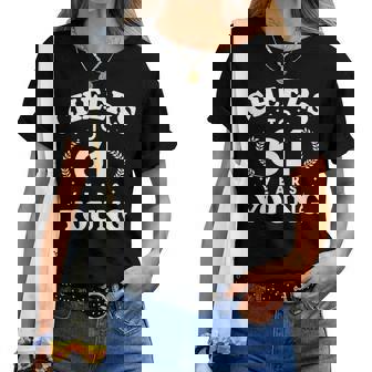 Cheers To 61歳 若い 61歳 61歳 誕生日 男性 女性 レディースTシャツ - Kawaiitshirt