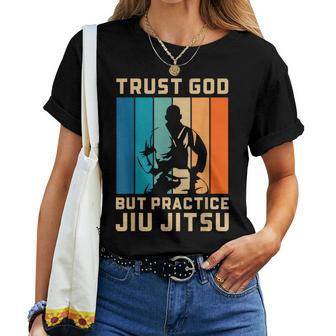 Confía En Dios Pero Practica Jiu Jitsu Christian Bjj Camiseta de mujer - Regaloses