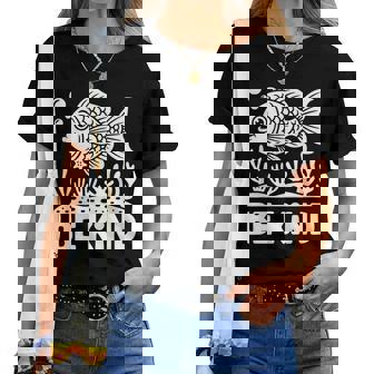 Be Kind Fish 学校教師の初日おめでとう レディースTシャツ - Kawaiitshirt