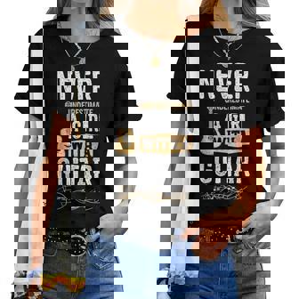 Maiottovalutare Una Ragazza Con Una Chitarra Chitarrista Maglietta da donna - Novitaregali