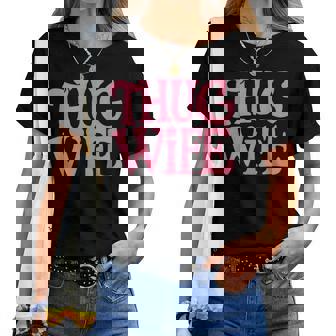 Pink Thug Wife クラシックなギャングスタイルのレトロなステートメント レディースTシャツ - Kawaiitshirt