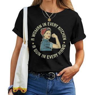 A Woman In Every Kitchen A Gun In Every Hand Women Camiseta de mujer - Regaloses