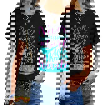 空手を知っている女の子を過小評価してはいけない面白い名言 レディースTシャツ - Kawaiitshirt