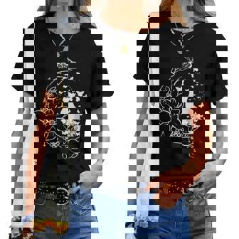 花柄の三日月と蝶を持った猫。 レディースTシャツ - Kawaiitshirt