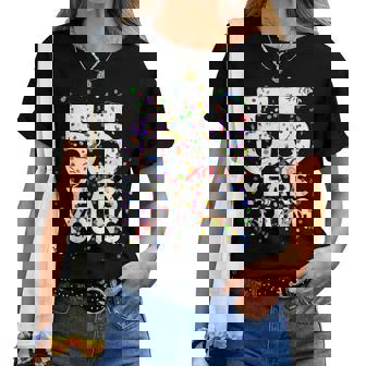 面白い 55 歳 若い55歳の誕生日おめでとうシャツ 男性用 女性用 レディースTシャツ - Kawaiitshirt