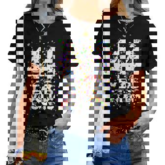 面白い44歳 若い44歳の誕生日おめでとうシャツ 男性用 女性用 レディースTシャツ - Kawaiitshirt