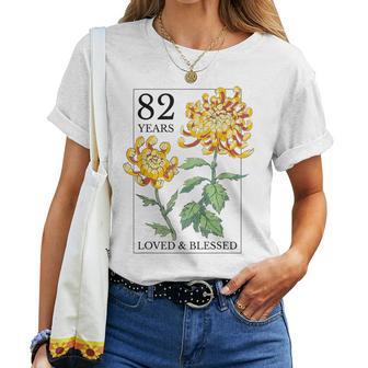 82 Years Loved And Blessed 花柄 フラワースタンプ 82歳の誕生日 レディースTシャツ - Kawaiitshirt