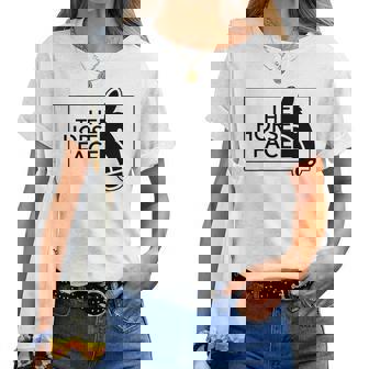 【バックプリント・背中側】ザ・ホース・フェイス The Horse Face 午年 馬 2026 パロディ レディースTシャツ - Kawaiitshirt